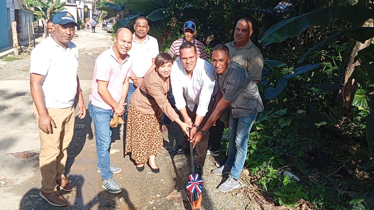 Balaan Ramos, dio el primer picazo que marca el inicio formal de los trabajos de construcción de aceras, contenes y canaletas